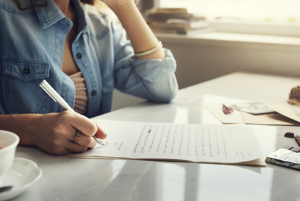 femme écrit une lettre de résiliation