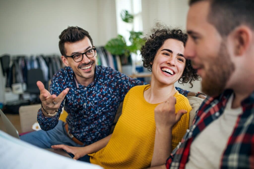 jeunes colocataires discutent et rient