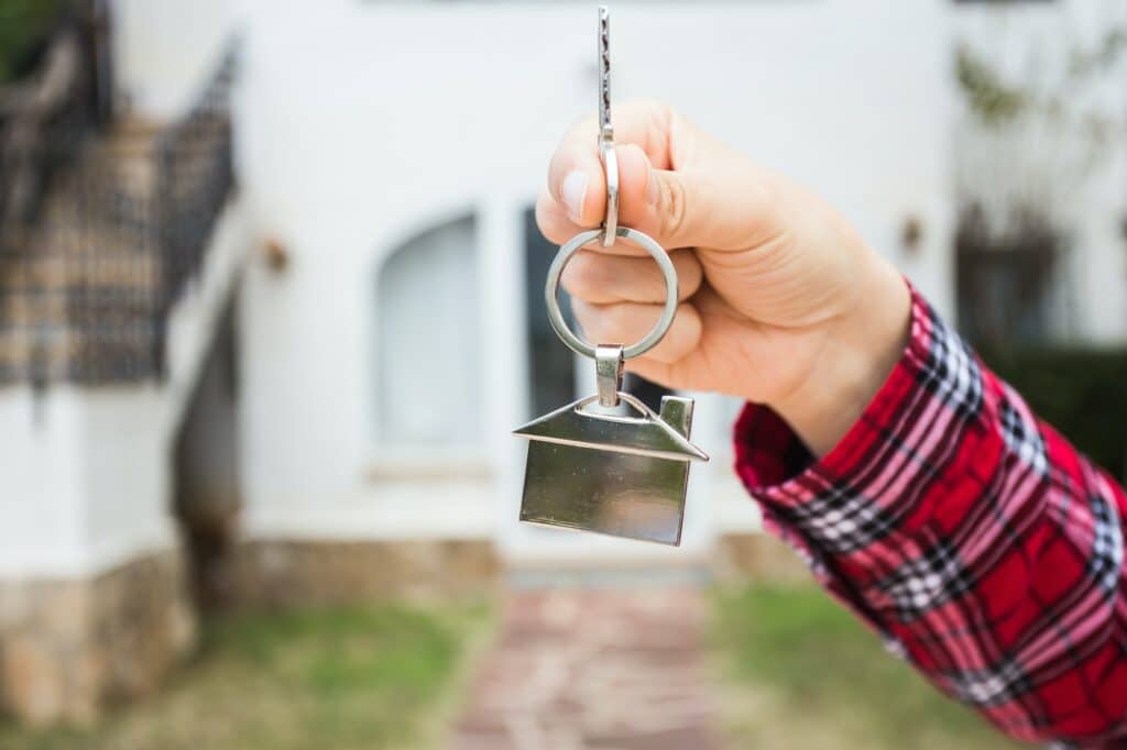 propriétaire tiens les clés de son nouveau bien immobilier