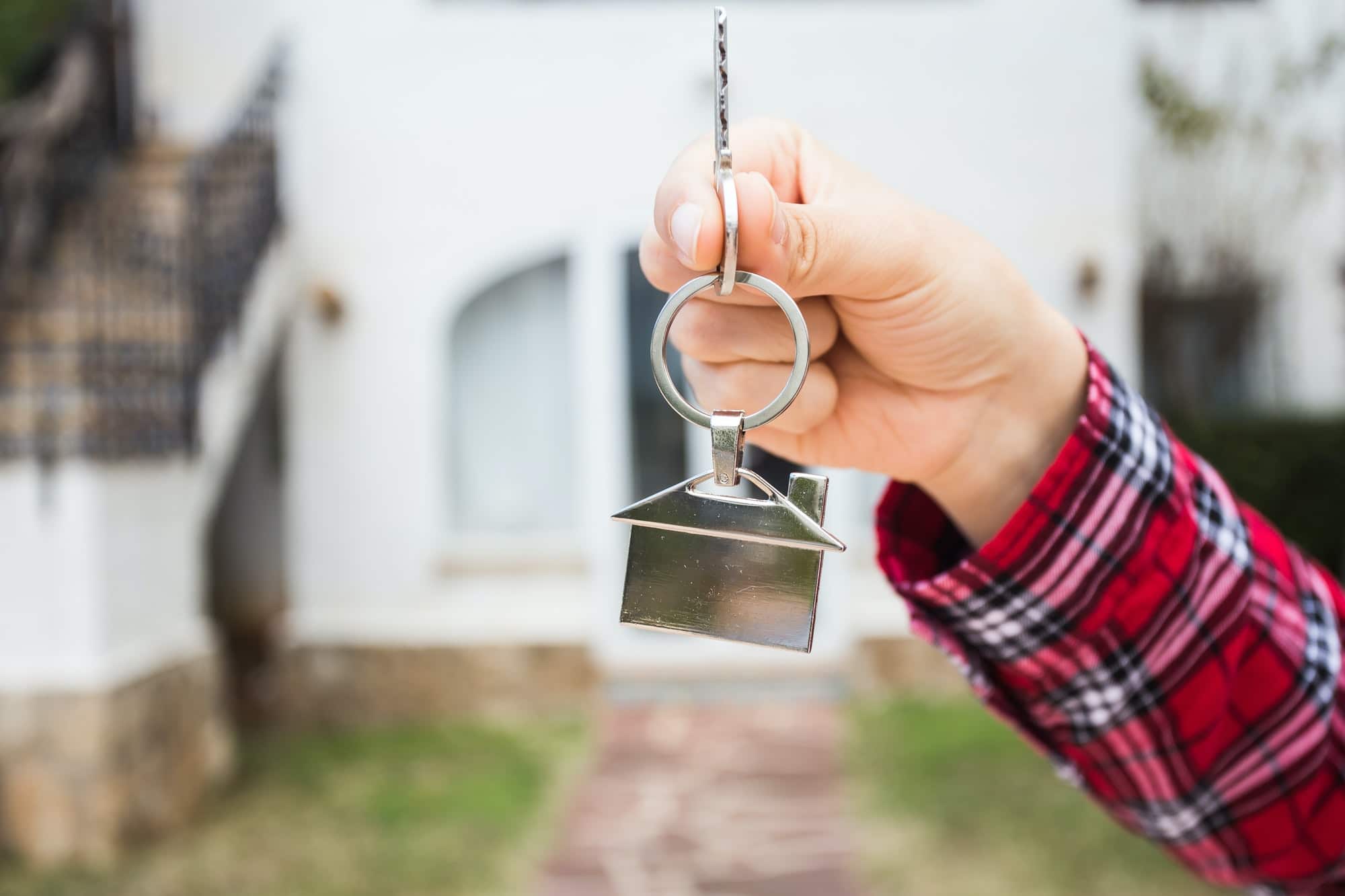propriétaire tiens les clés de son nouveau bien immobilier