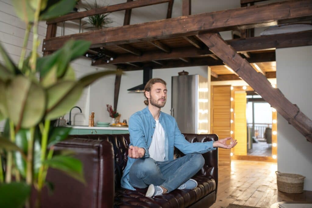 homme serein dans un appartement spacieux