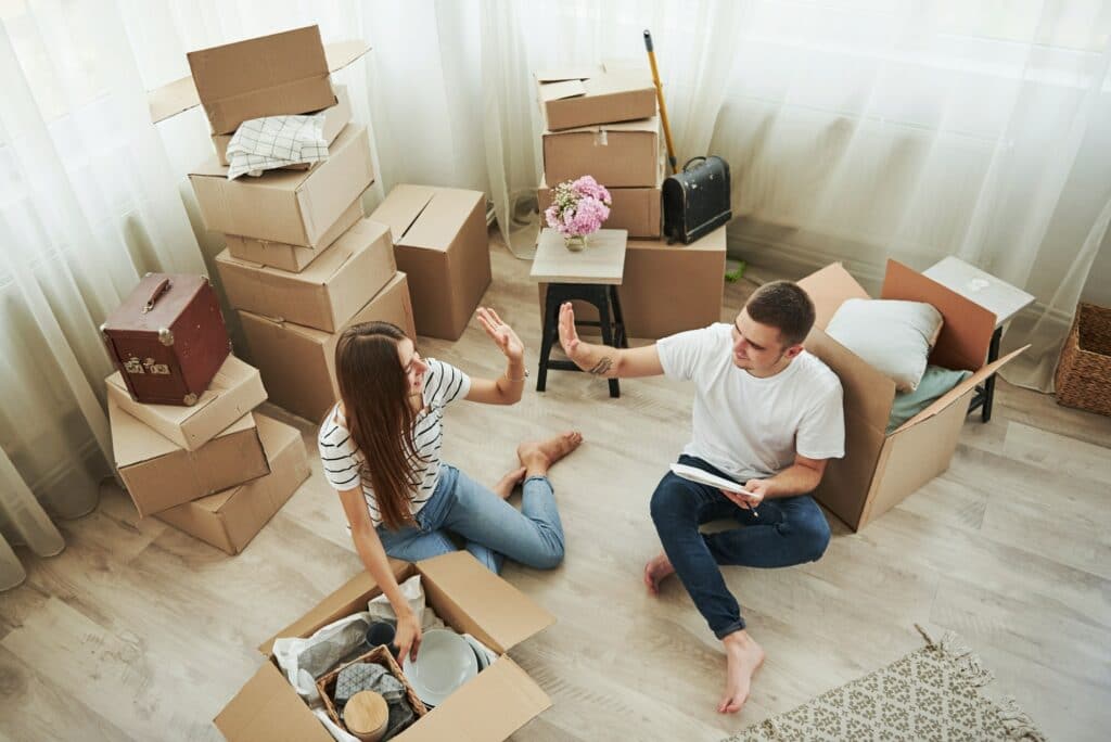 deux locataires heureux dans un appartement sain