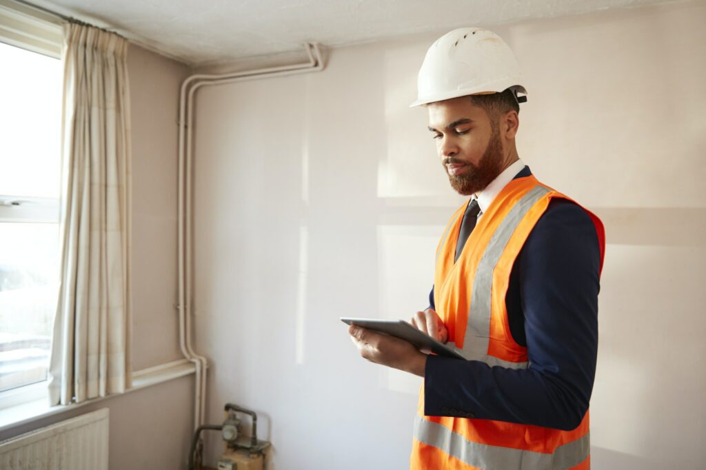 homme réalise les diagnostics obligatoires pour louer un appartement