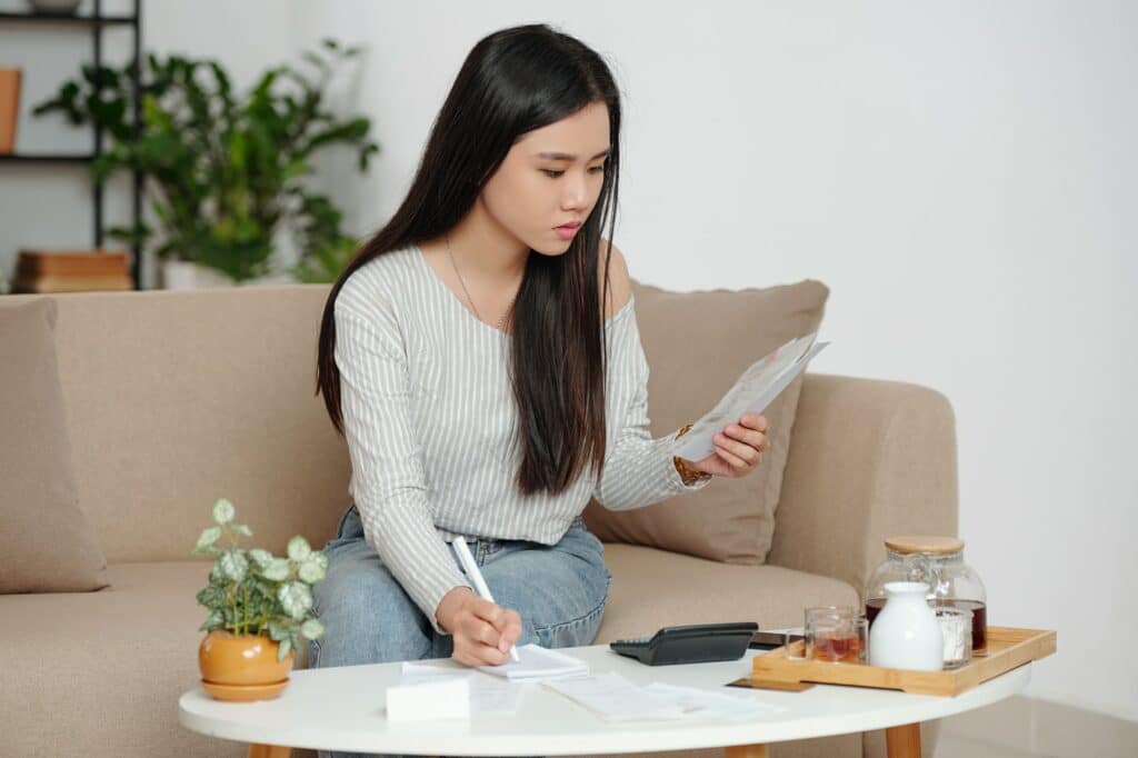 femme fixe le prix du loyer de son appartement