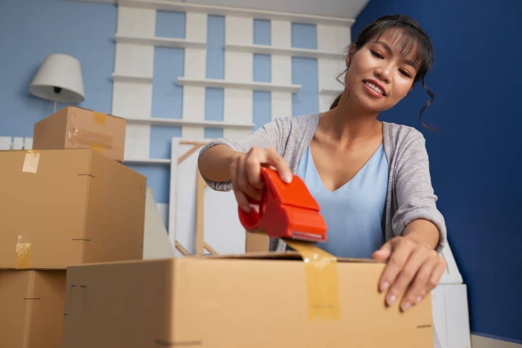 jeune femme quitte un contrat de colocation solidaire