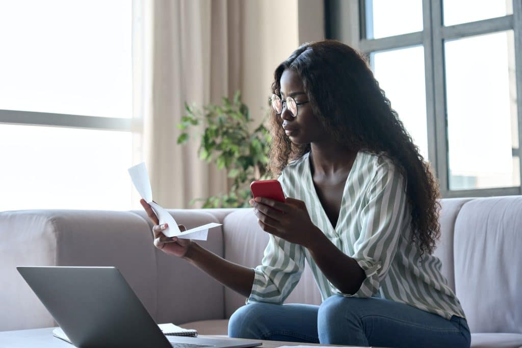 jeune femme paye le loyer de sa colocation