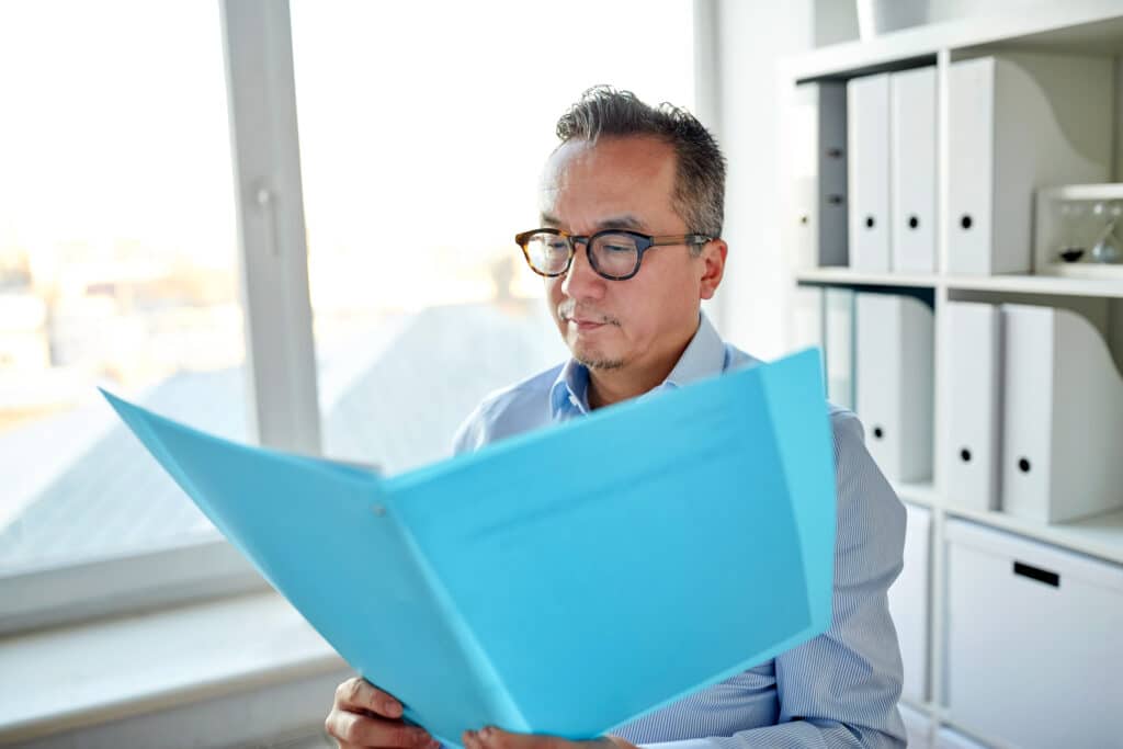 Propriétaire qui lit un dossier de colocation